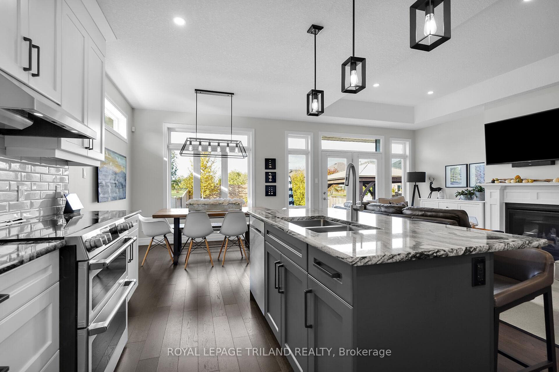 Main Floor: Kitchen/Dining Area