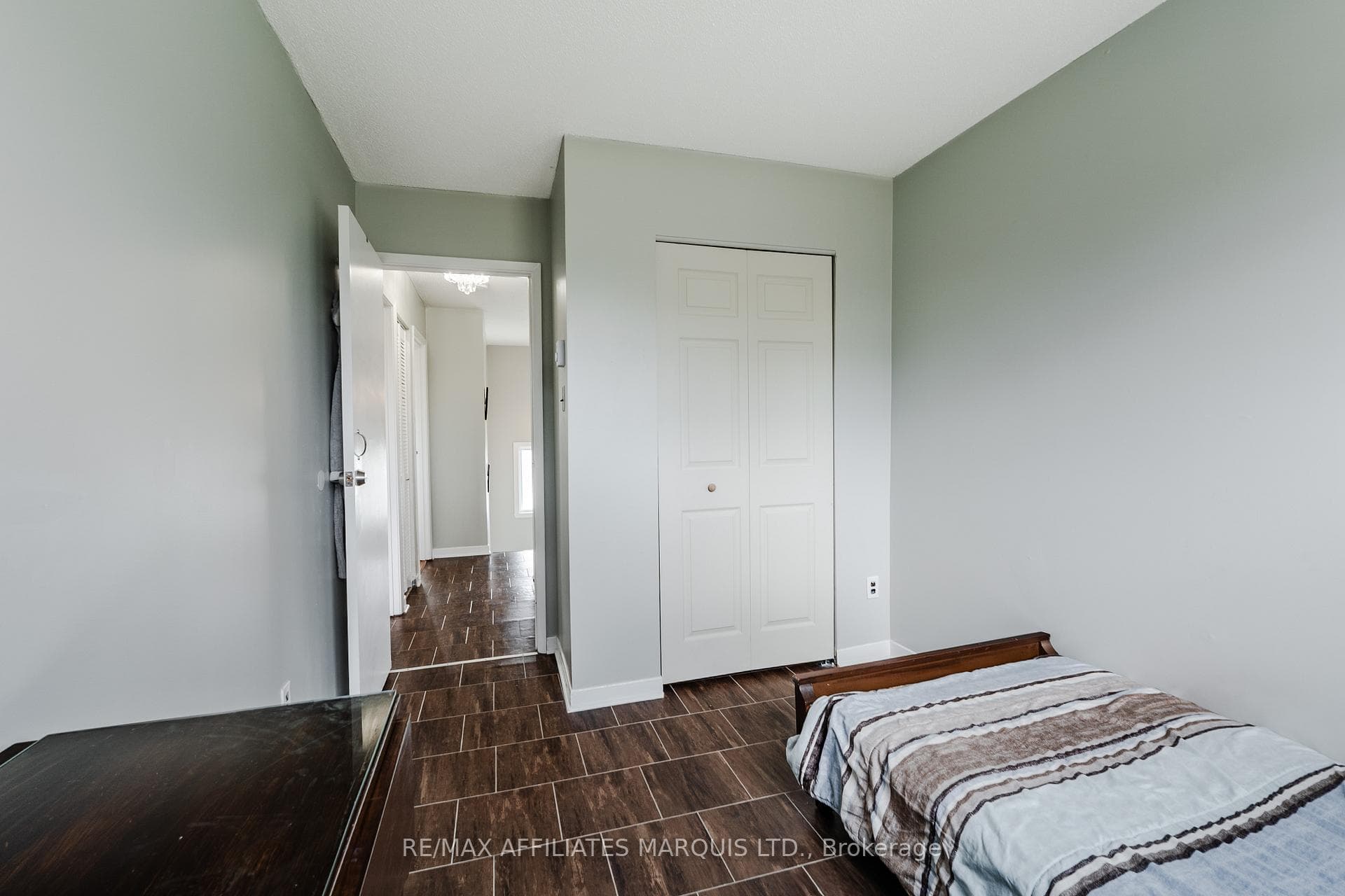 812 Glengarry Boulevard photo 26