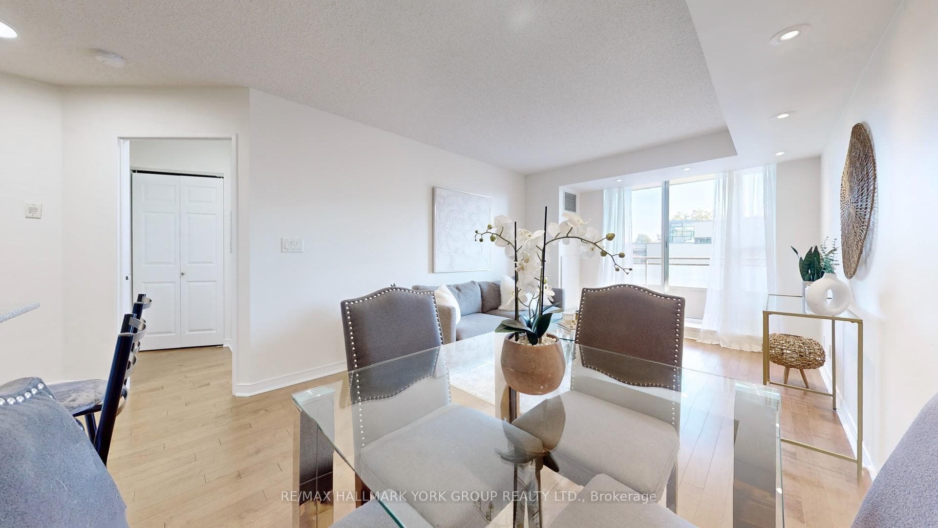 245 Davisville Avenue Unit 512 photo 9