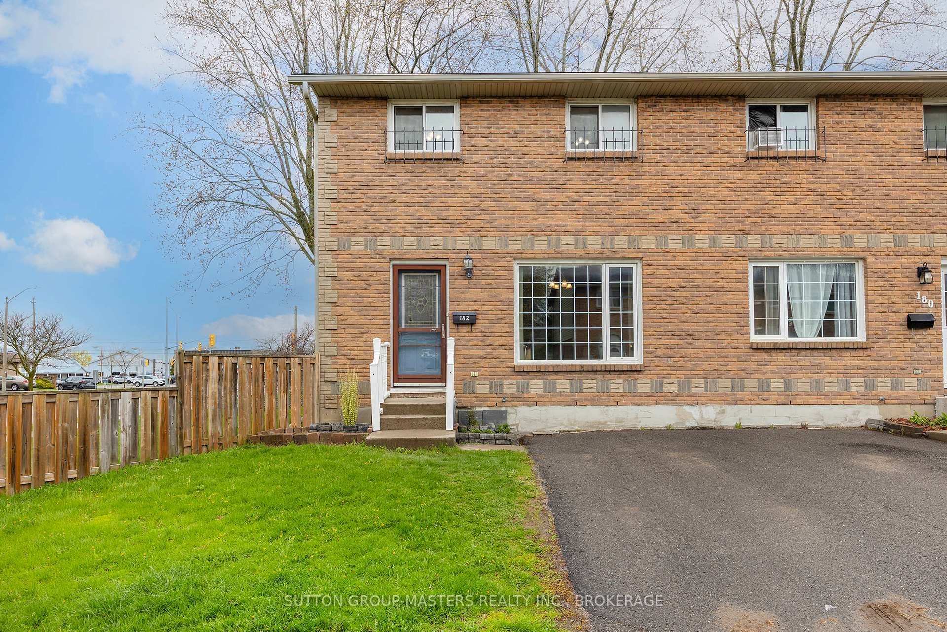 182 Rosemund Crescent photo 1