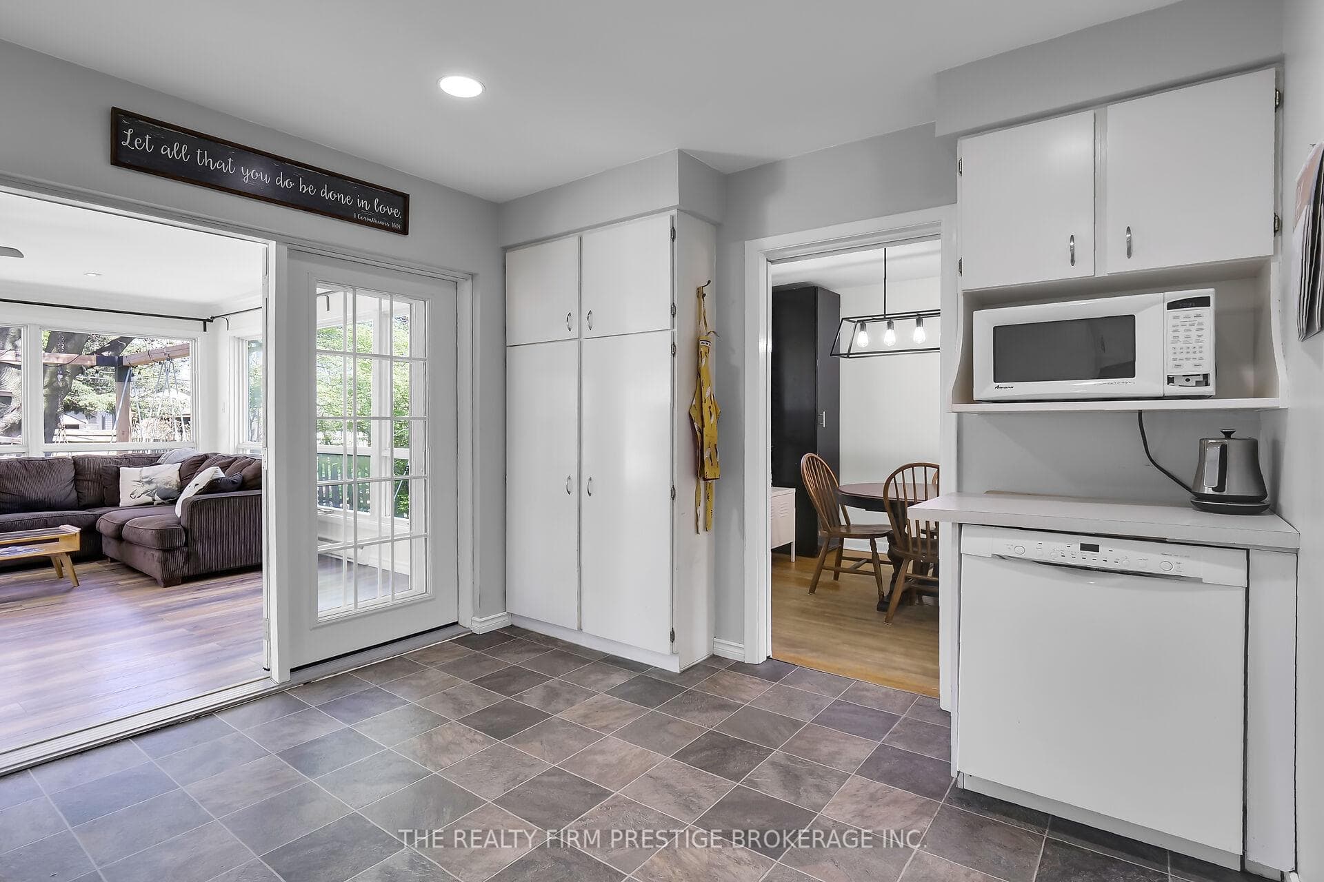 698 Brant Street photo 9