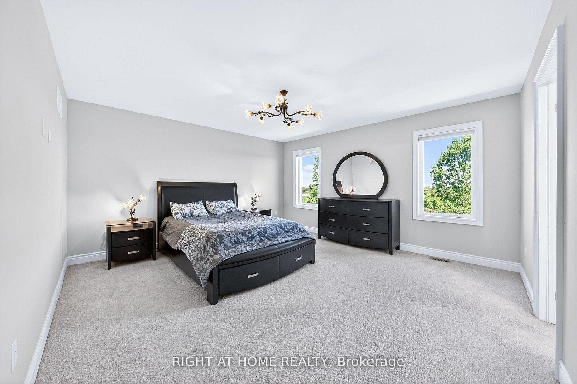 1160 Peelar Crescent photo 14