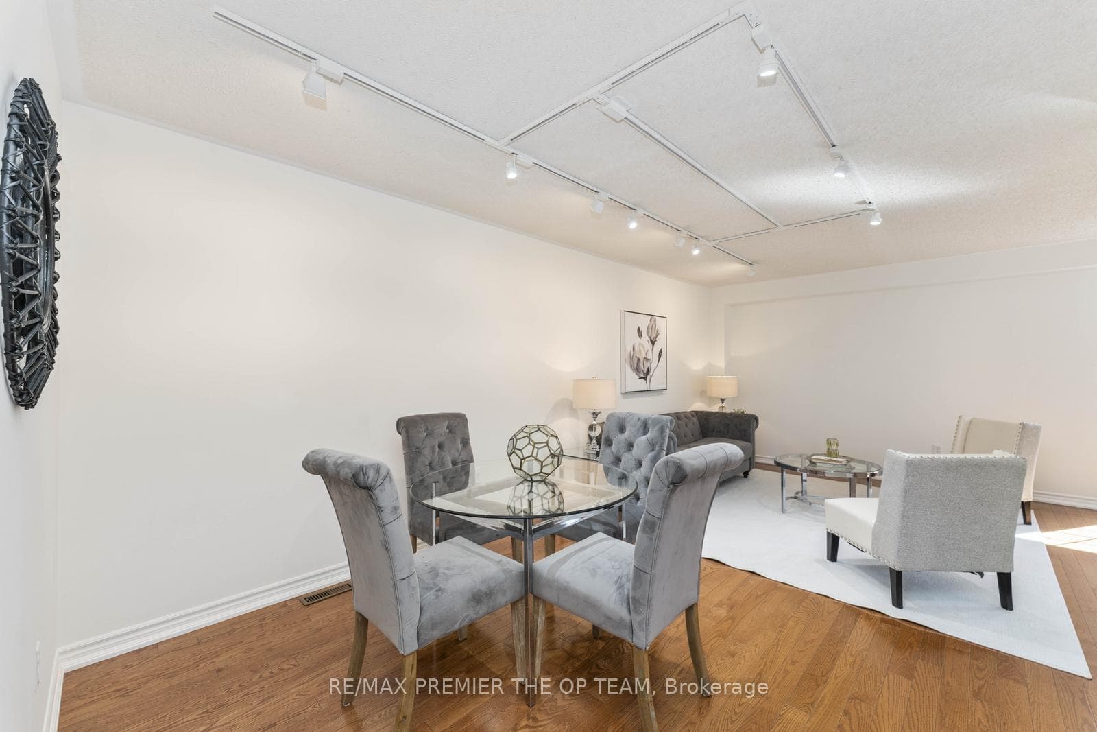 21 October Lane photo 7