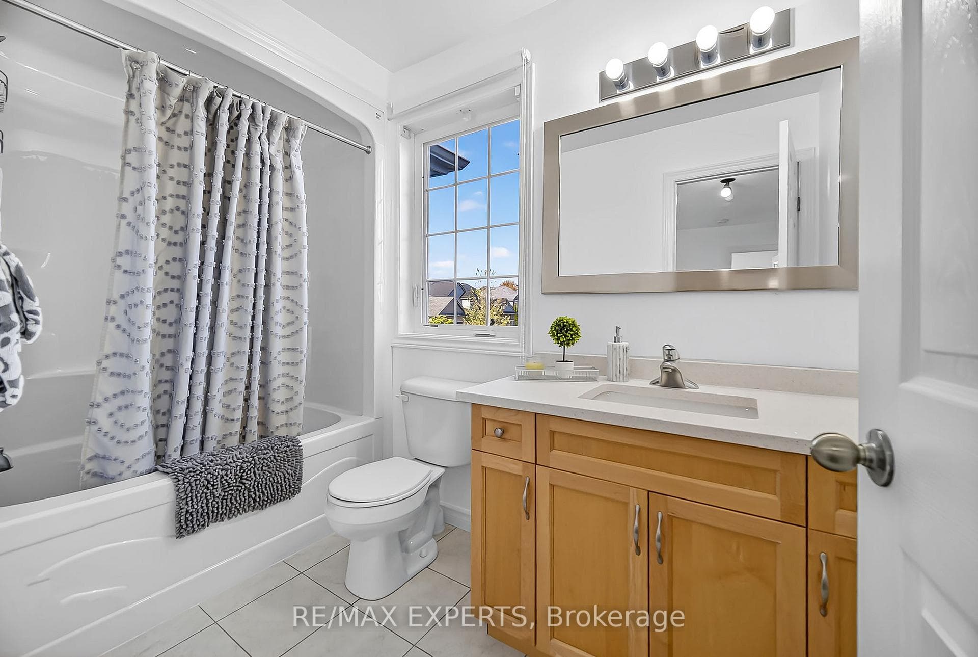 936 Talisman Crescent photo 22