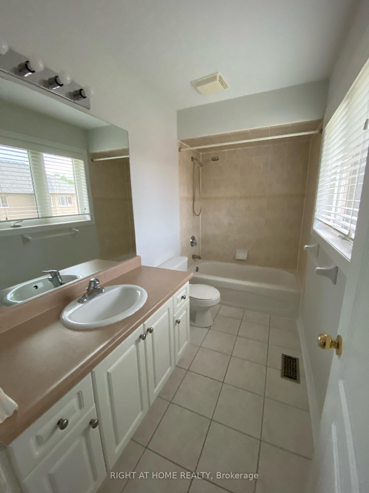 151 WOODBURY Crescent photo 8