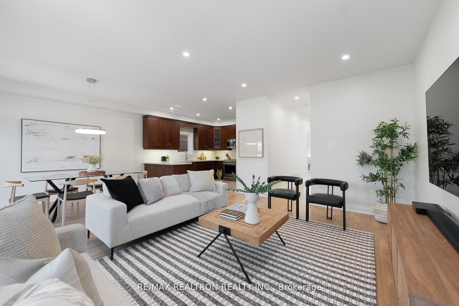24 Model Avenue photo 20
