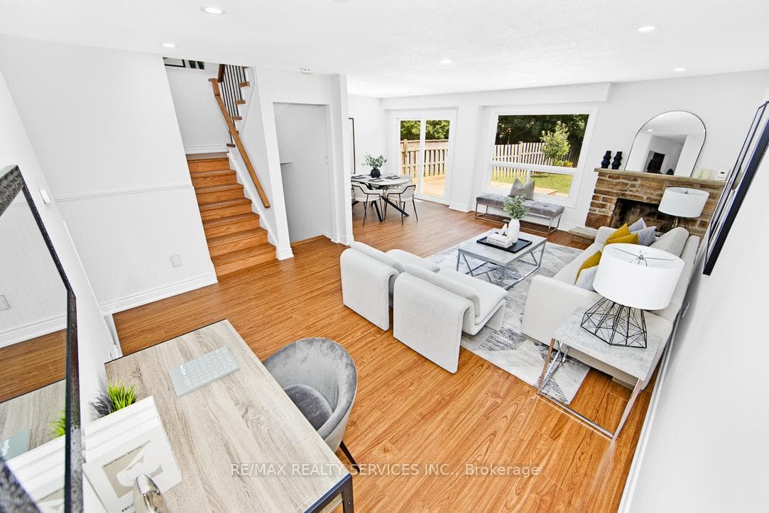 1762 Bronte Square photo 5