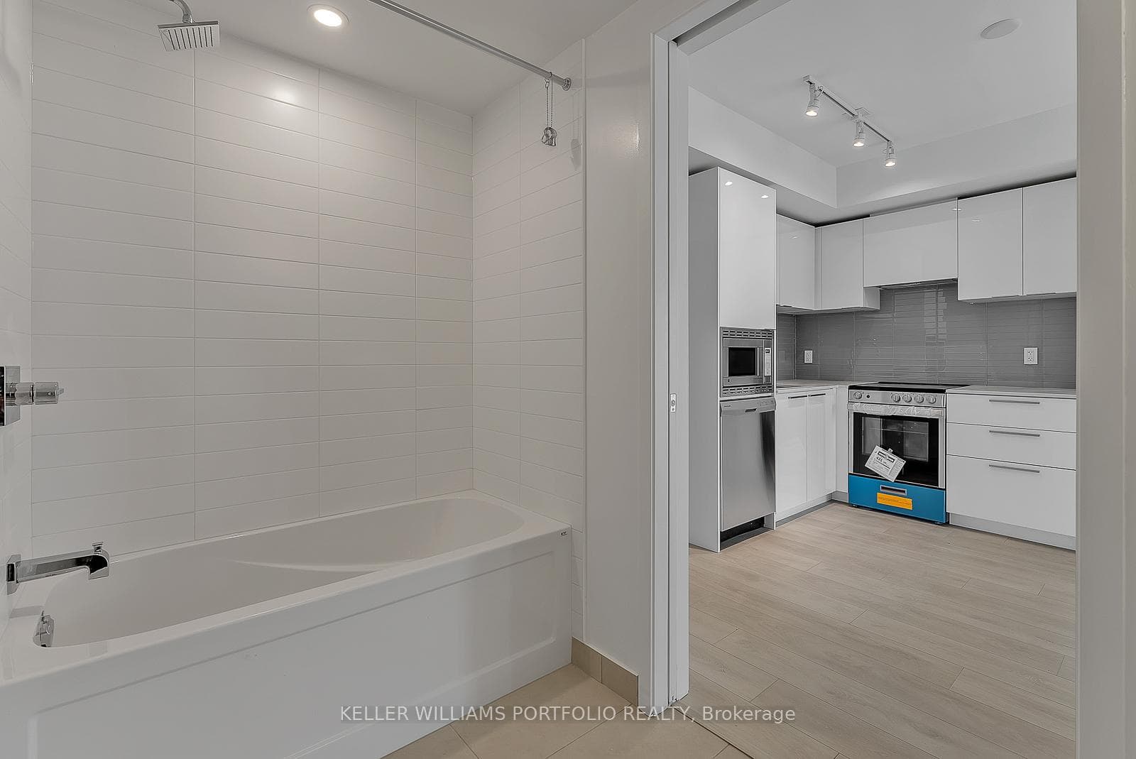 501 Yonge Street Unit 3309 photo 5