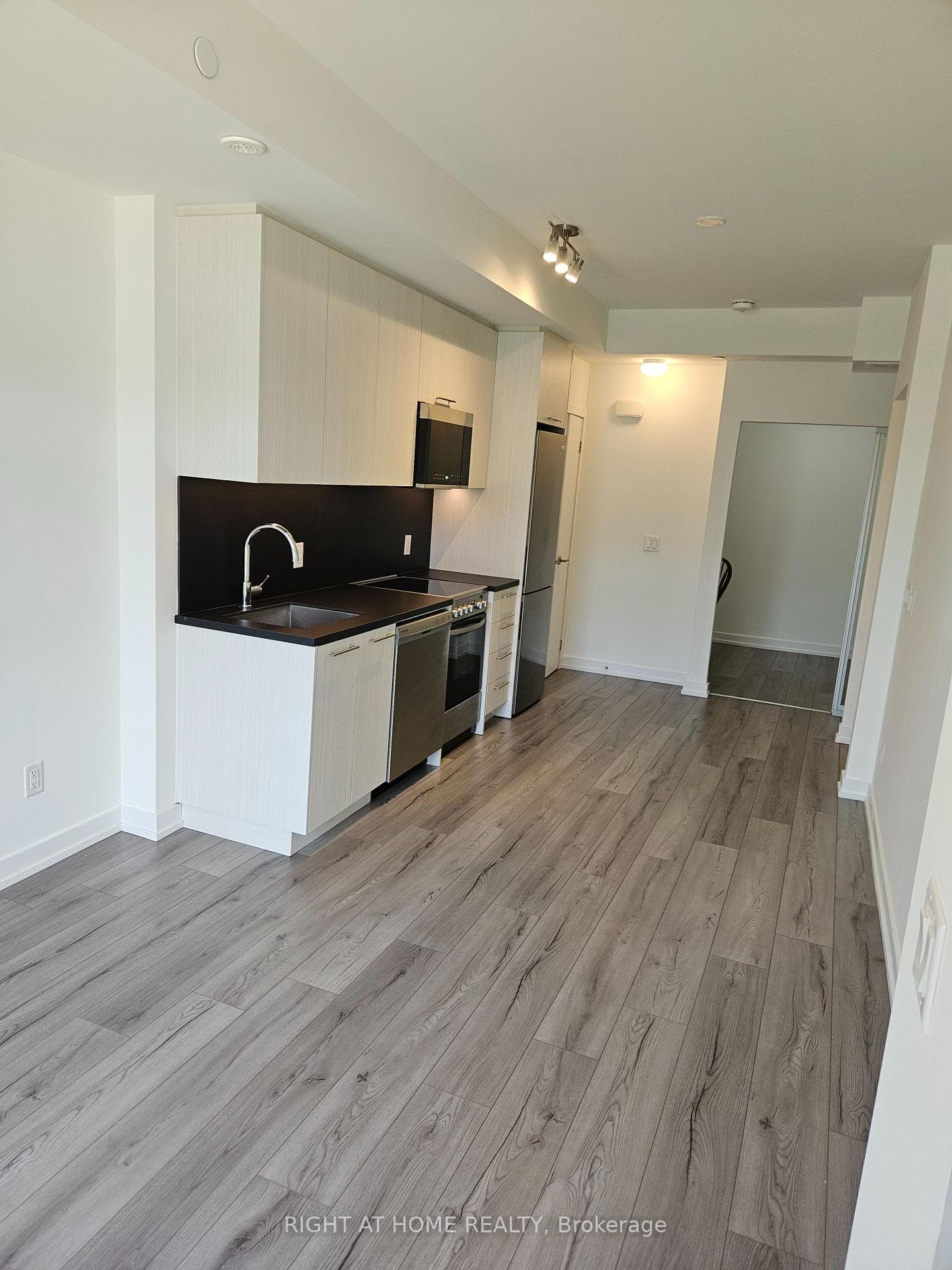 268 Finch Avenue Unit 17 photo 3