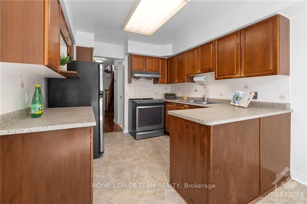1565 MARLEY Crescent photo 11