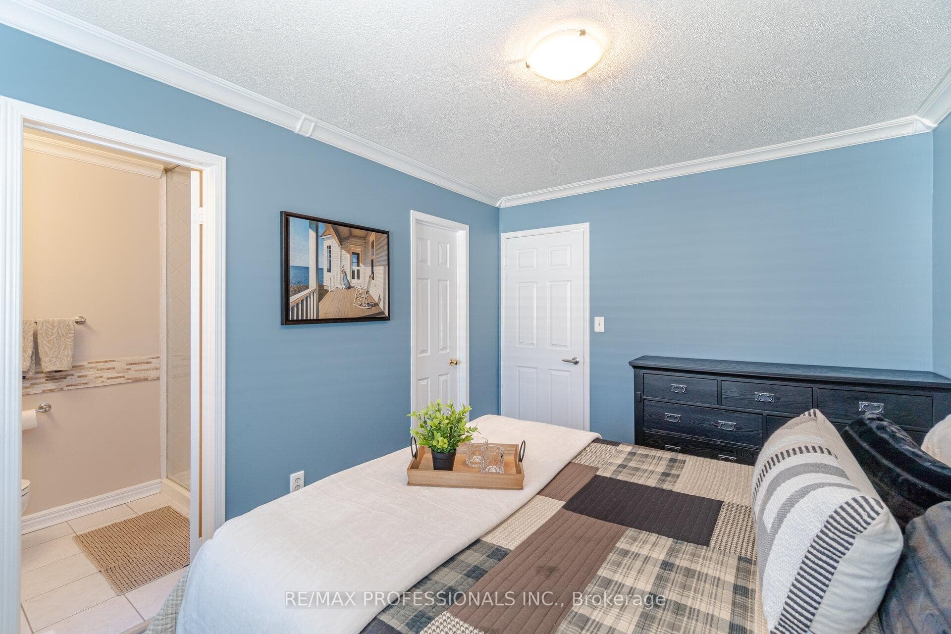 Primary Bedroom-Laminate Floors & Crown Moulding