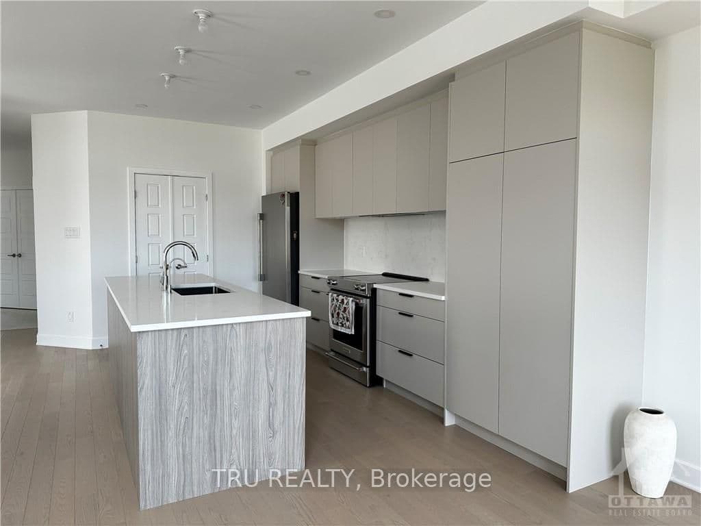 313 WHITHAM Crescent photo 4