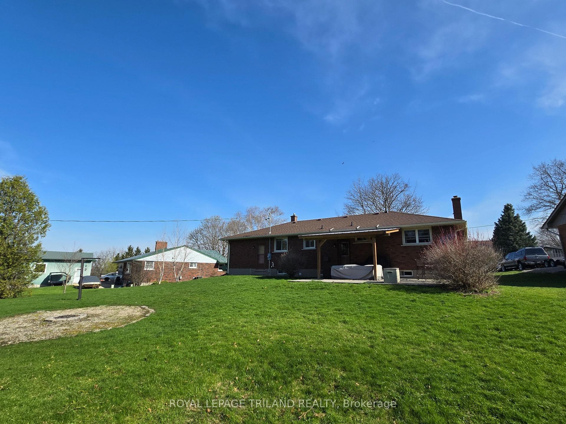 48 Lynn Crescent photo 5