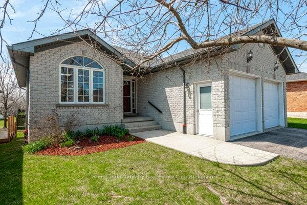 82 Gregory Crescent photo 3