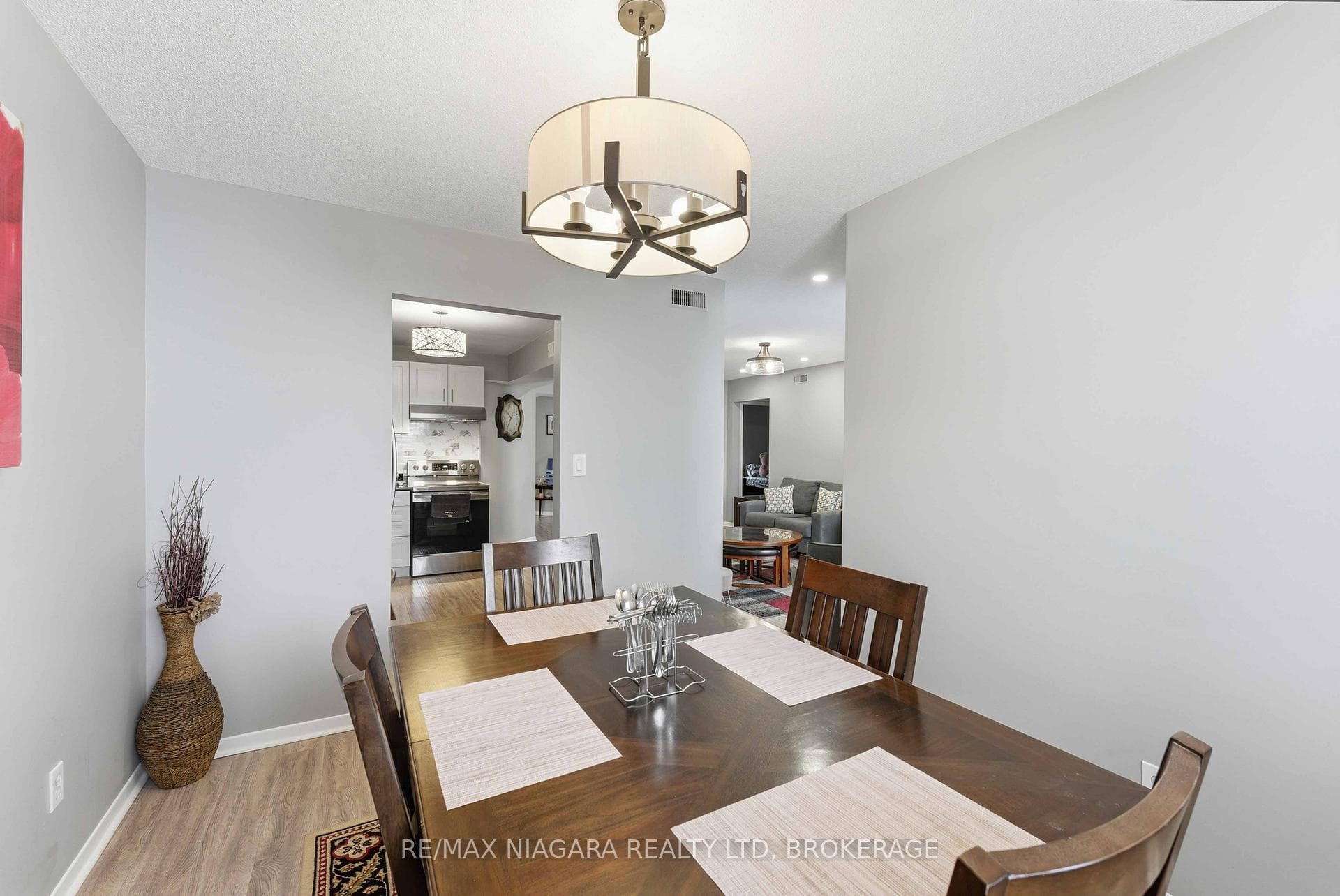 189 DORCHESTER Boulevard Unit 207 photo 10