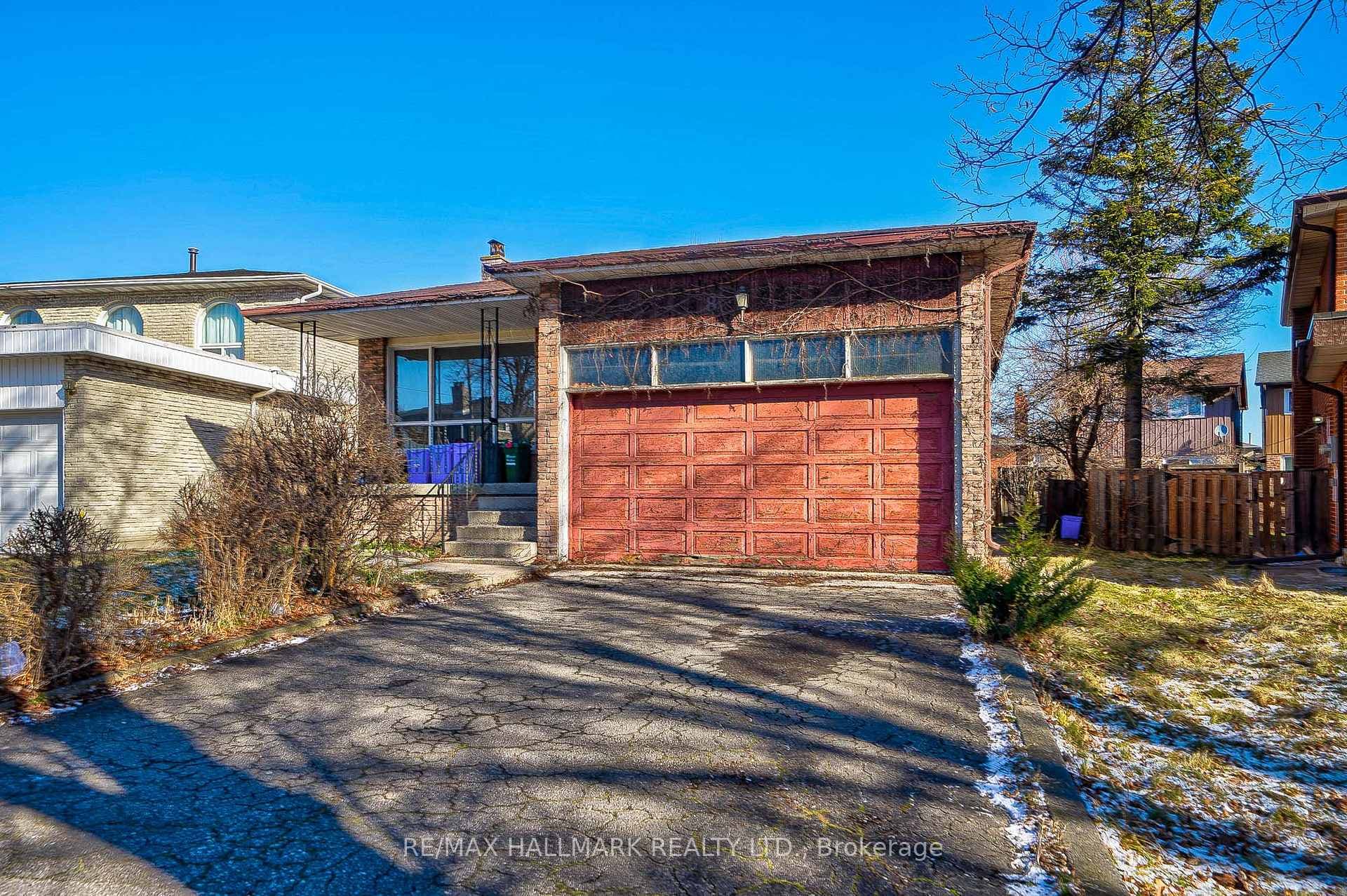 8 Simsbury Court - Front