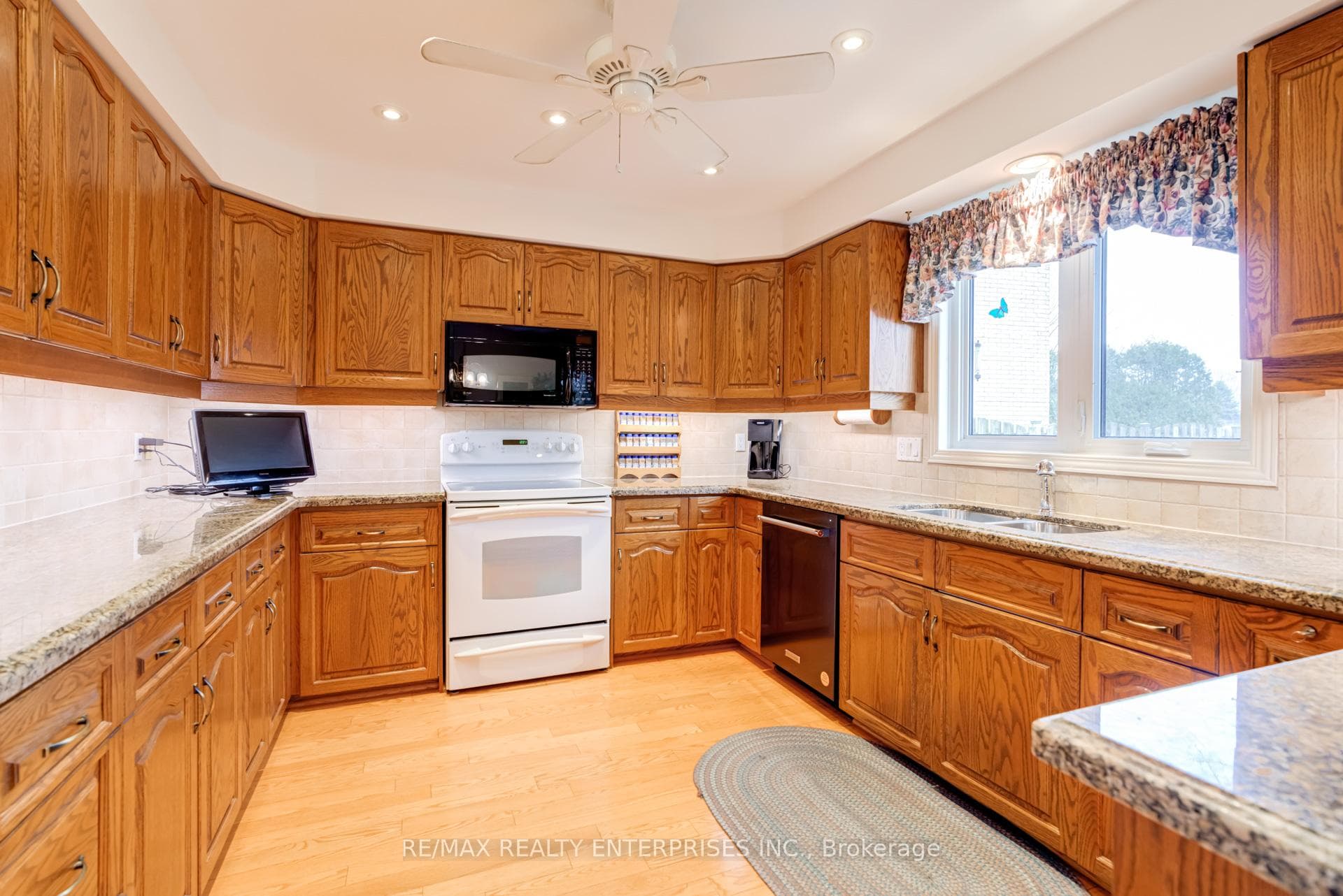 2439 Deer Run Avenue photo 10