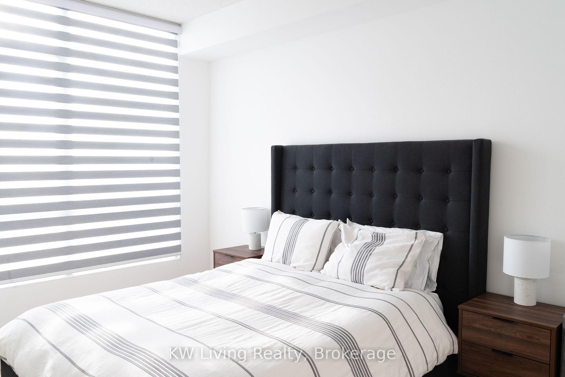 220 Burnhamthorpe Road Unit 1502 photo 12