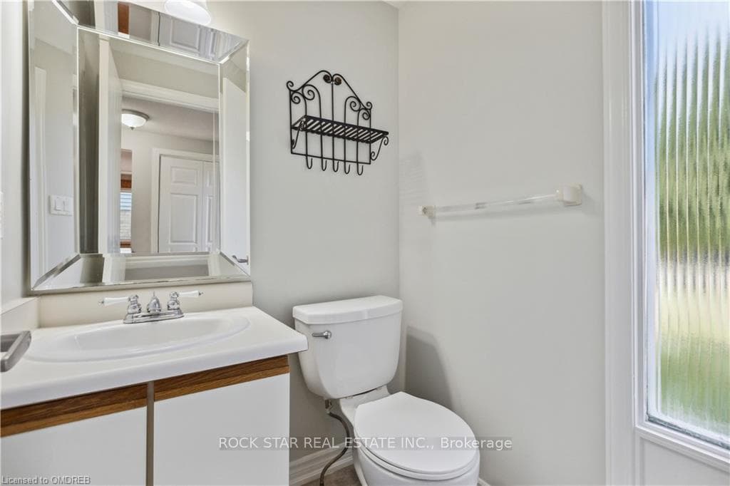 521 Rosemeadow Crescent Unit A photo 12