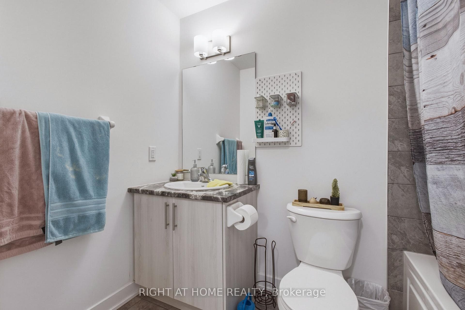 Upper level 4pc bathroom