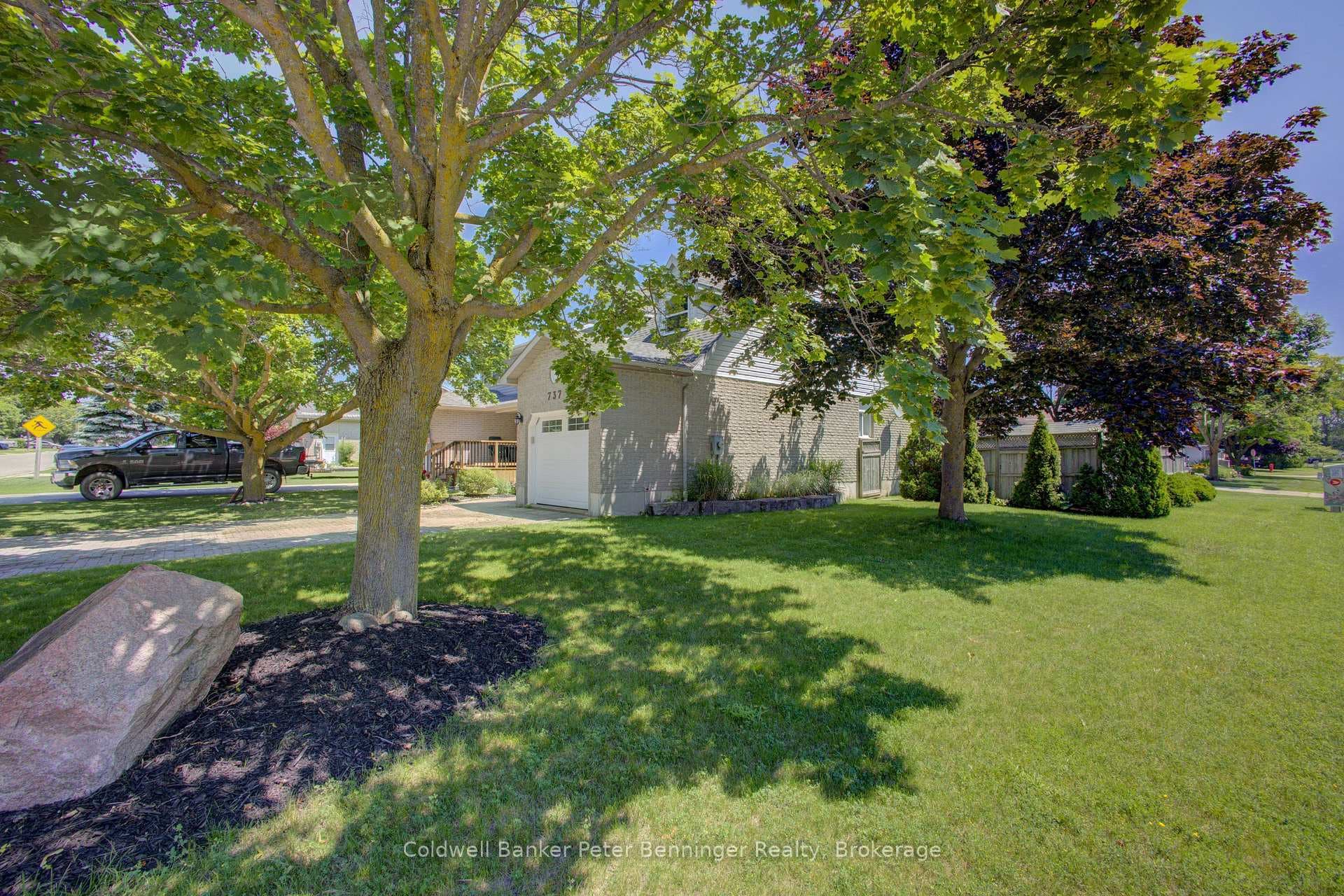 737 Mackendrick Drive photo 2