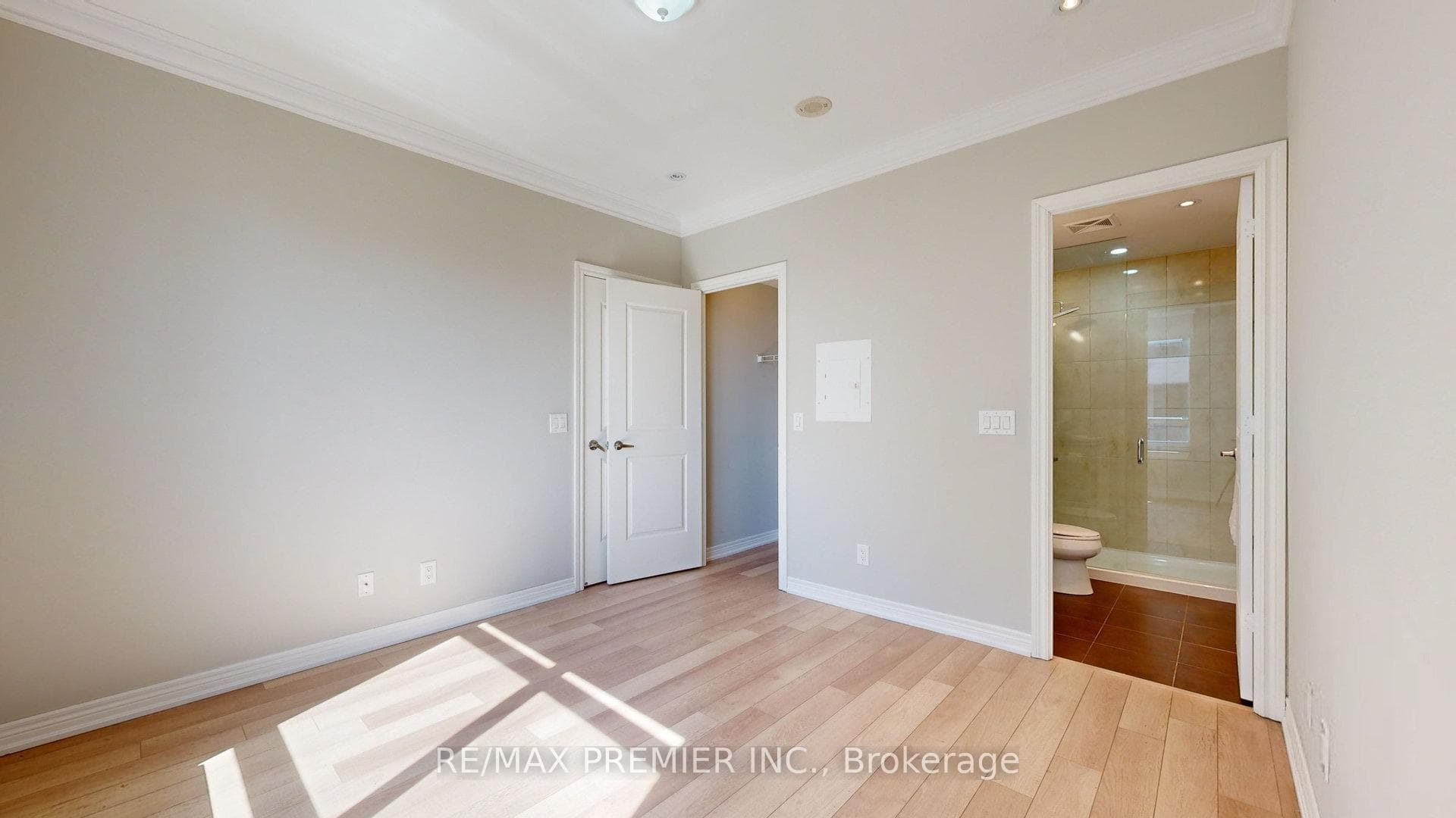 ENTRANCE TO ENSUITE