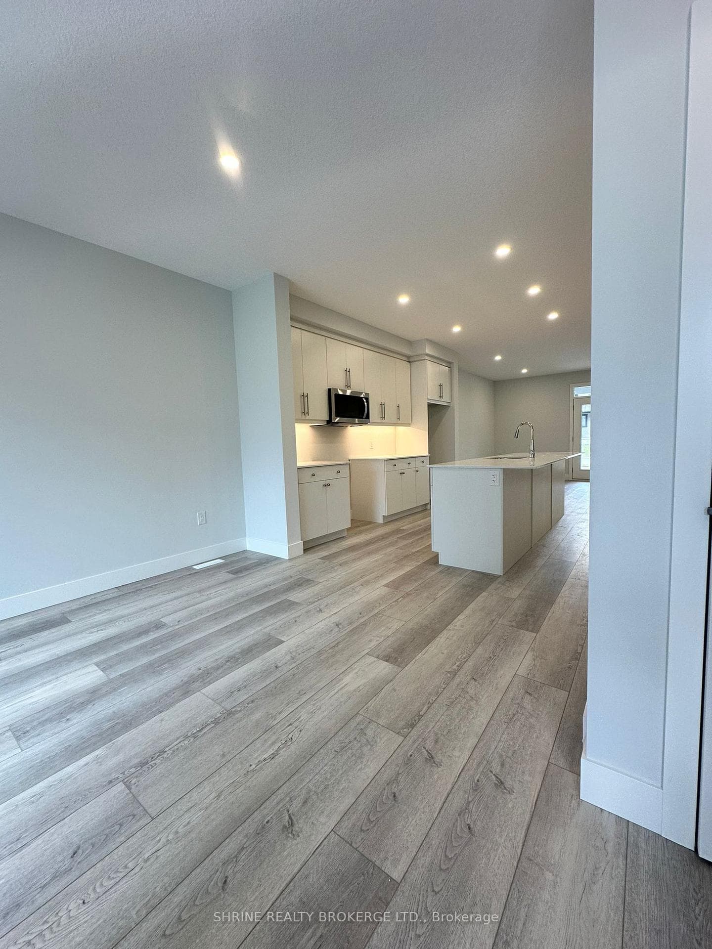 990 Deveron Crescent Unit 1 photo 4