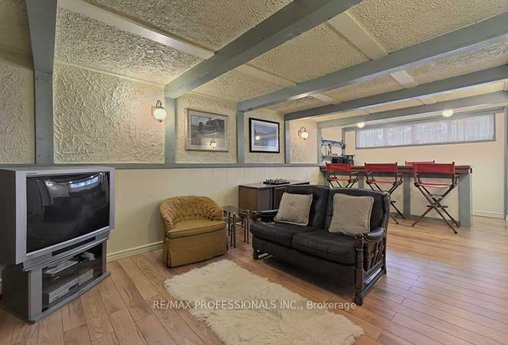 752 Dodsworth Crescent photo 22