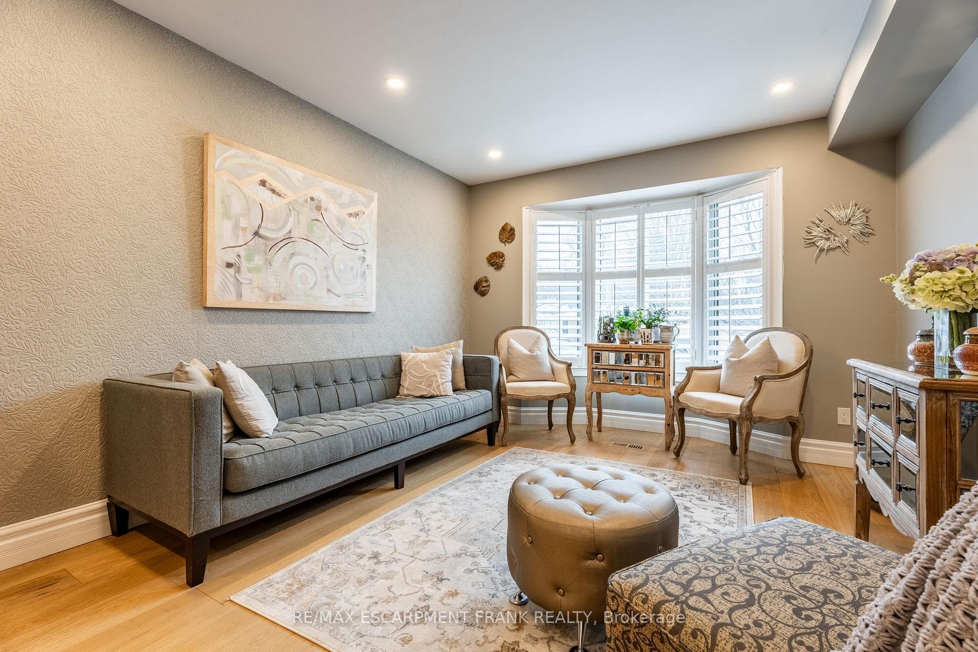 371 Knightsbridge Crescent photo 5