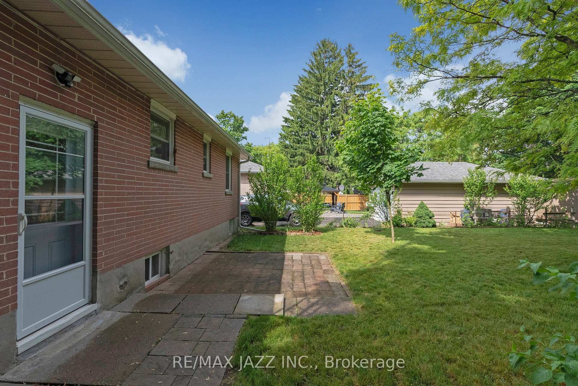 162 Pontiac Avenue photo 28