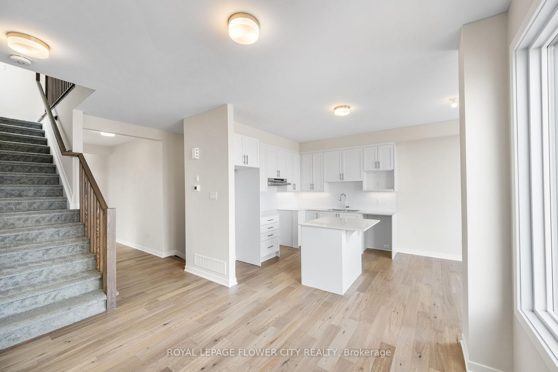 283 Les Emmerson Drive photo 3