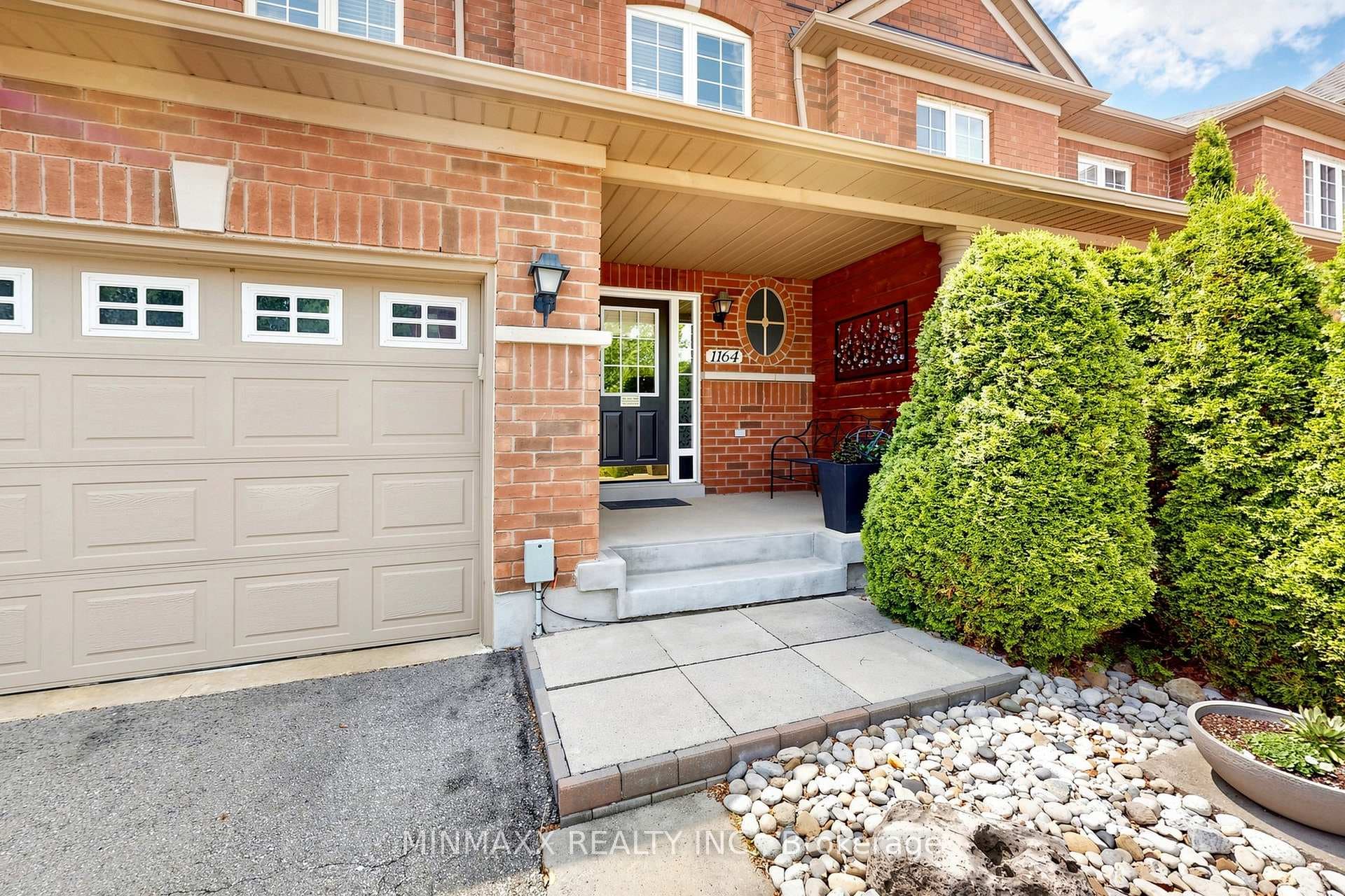 1164 CHAPMAN Crescent photo 2