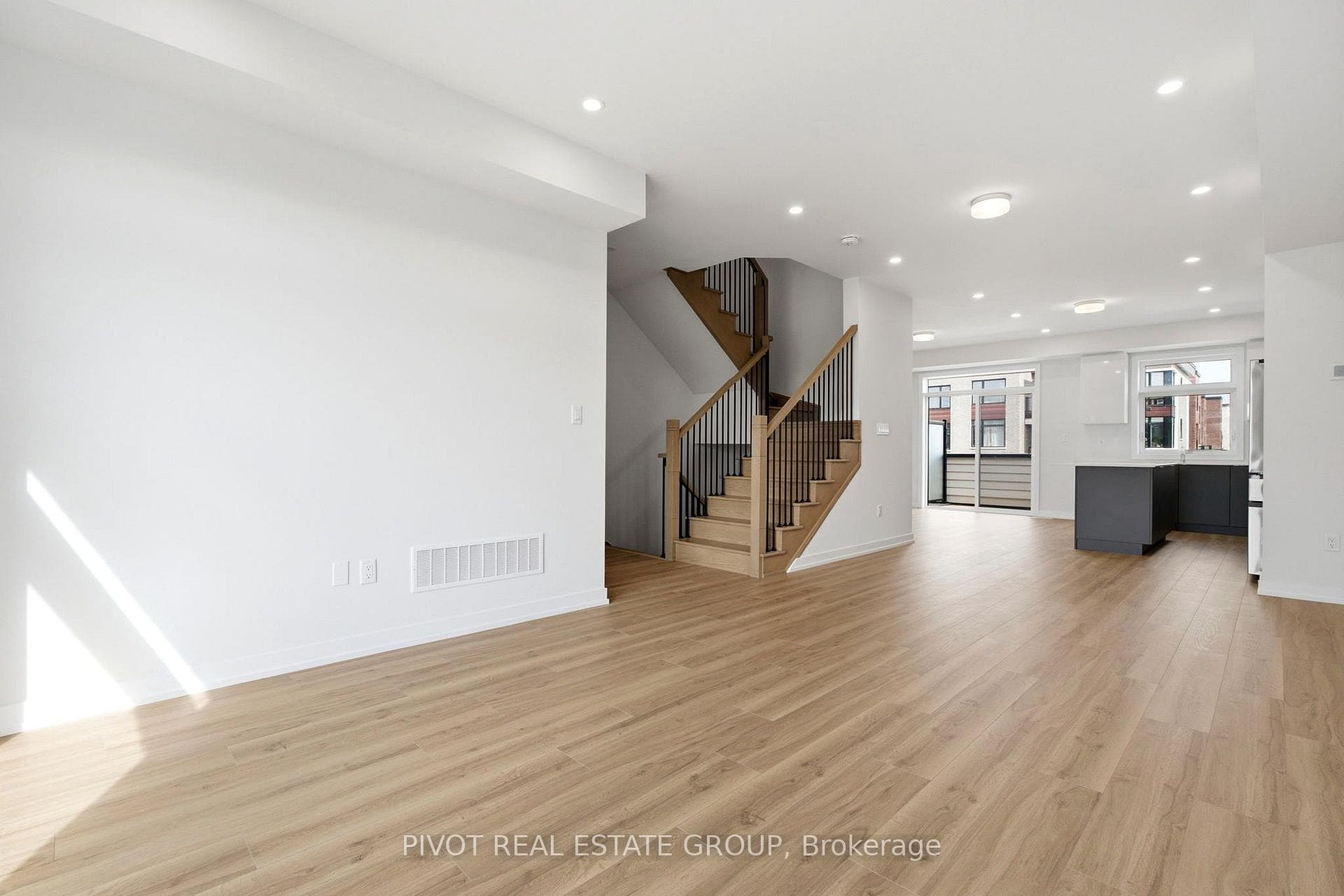2752 Lawrence Avenue photo 16