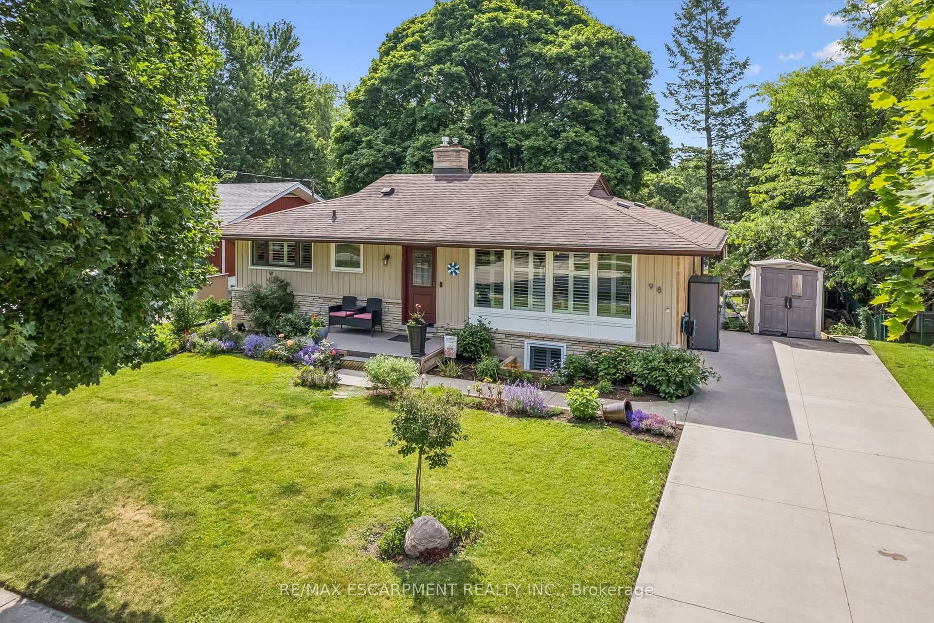 98 Stonybrook Drive photo 1