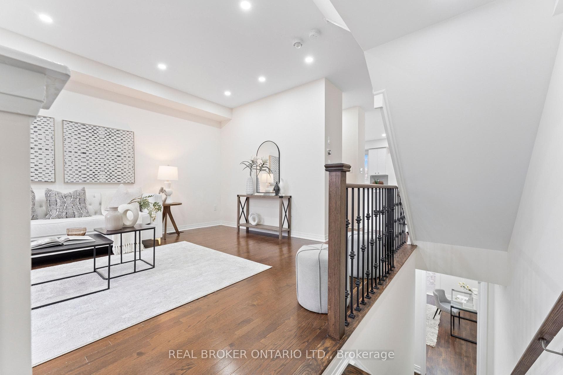 206 London Lane photo 4