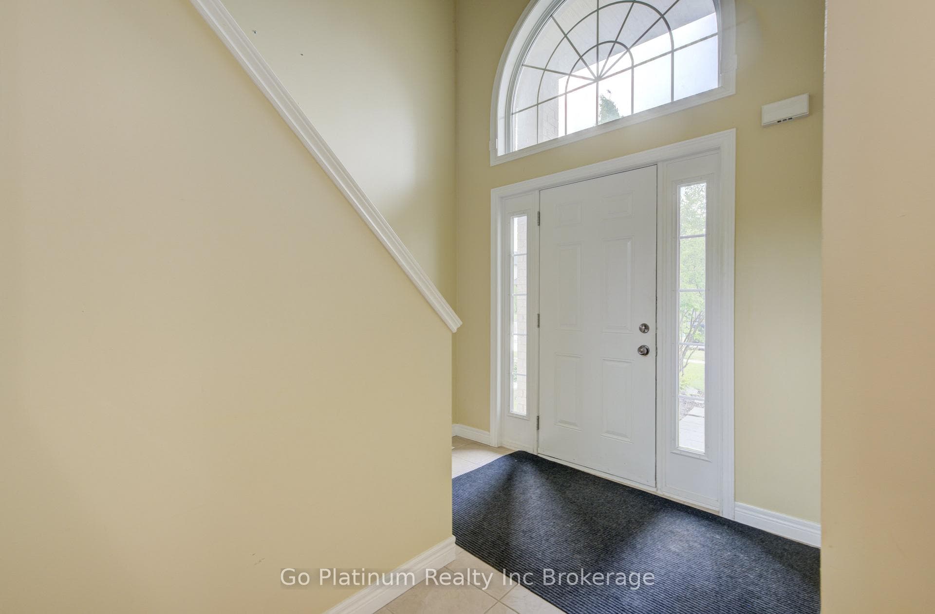879 Frontenac Crescent photo 6