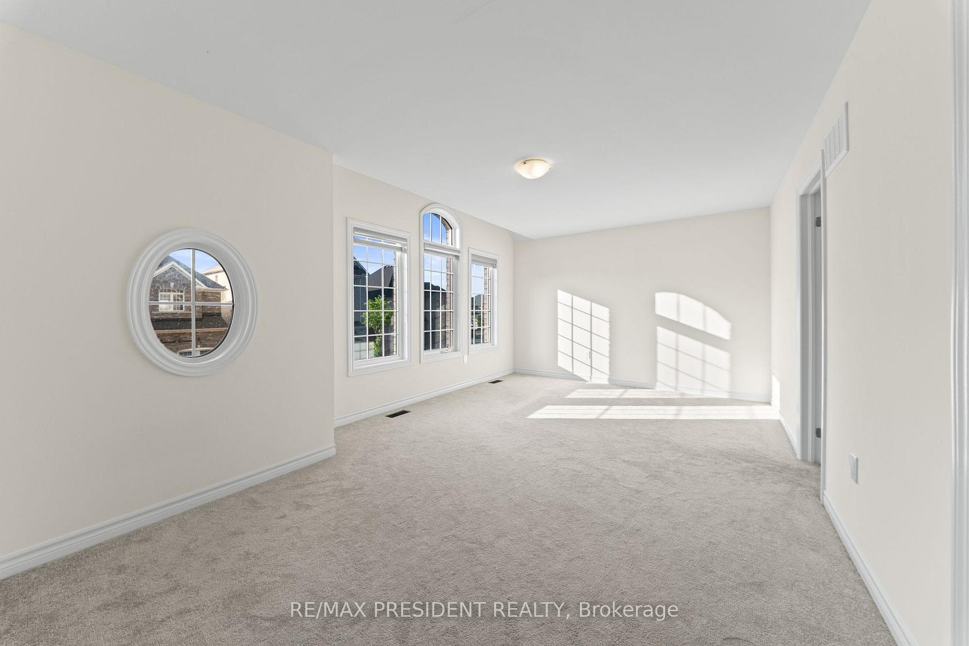6 JENWOOD Crescent photo 35