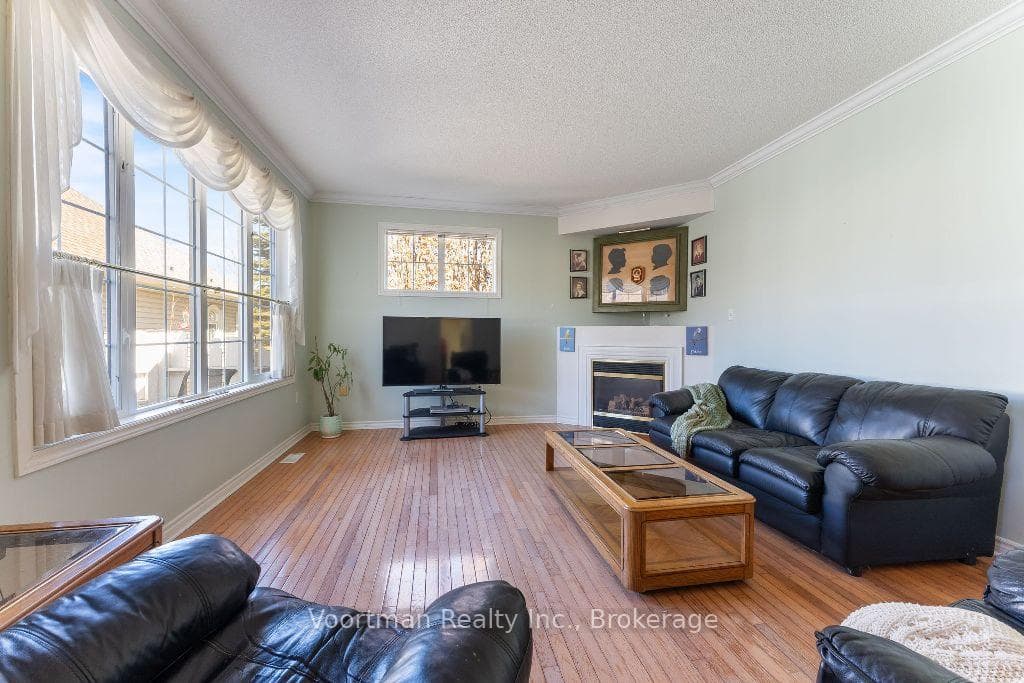 54 Silverbirch Boulevard photo 5