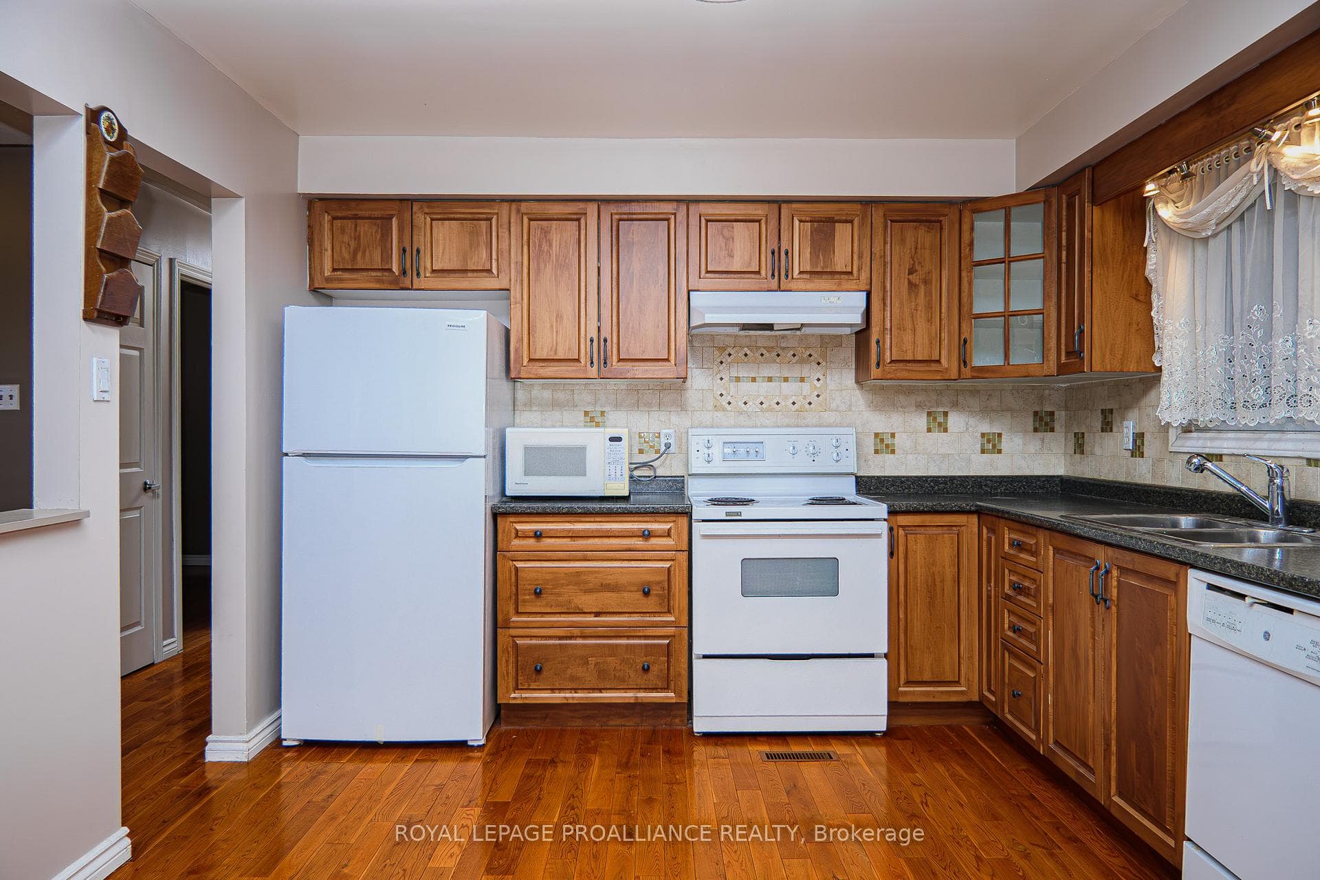 181 Colonial Road photo 13