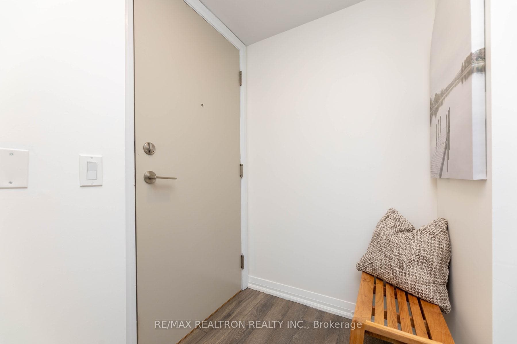 30 Meadowglen Place Unit 1901 photo 4