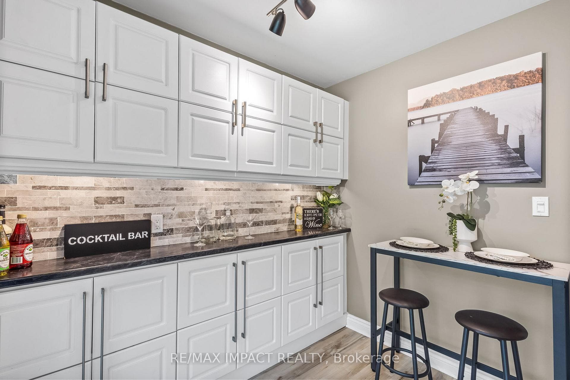 574 Devon Avenue photo 17
