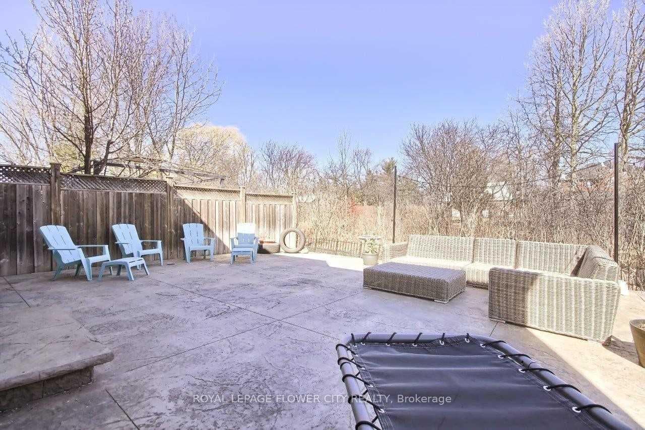 2247 Empire Crescent photo 39