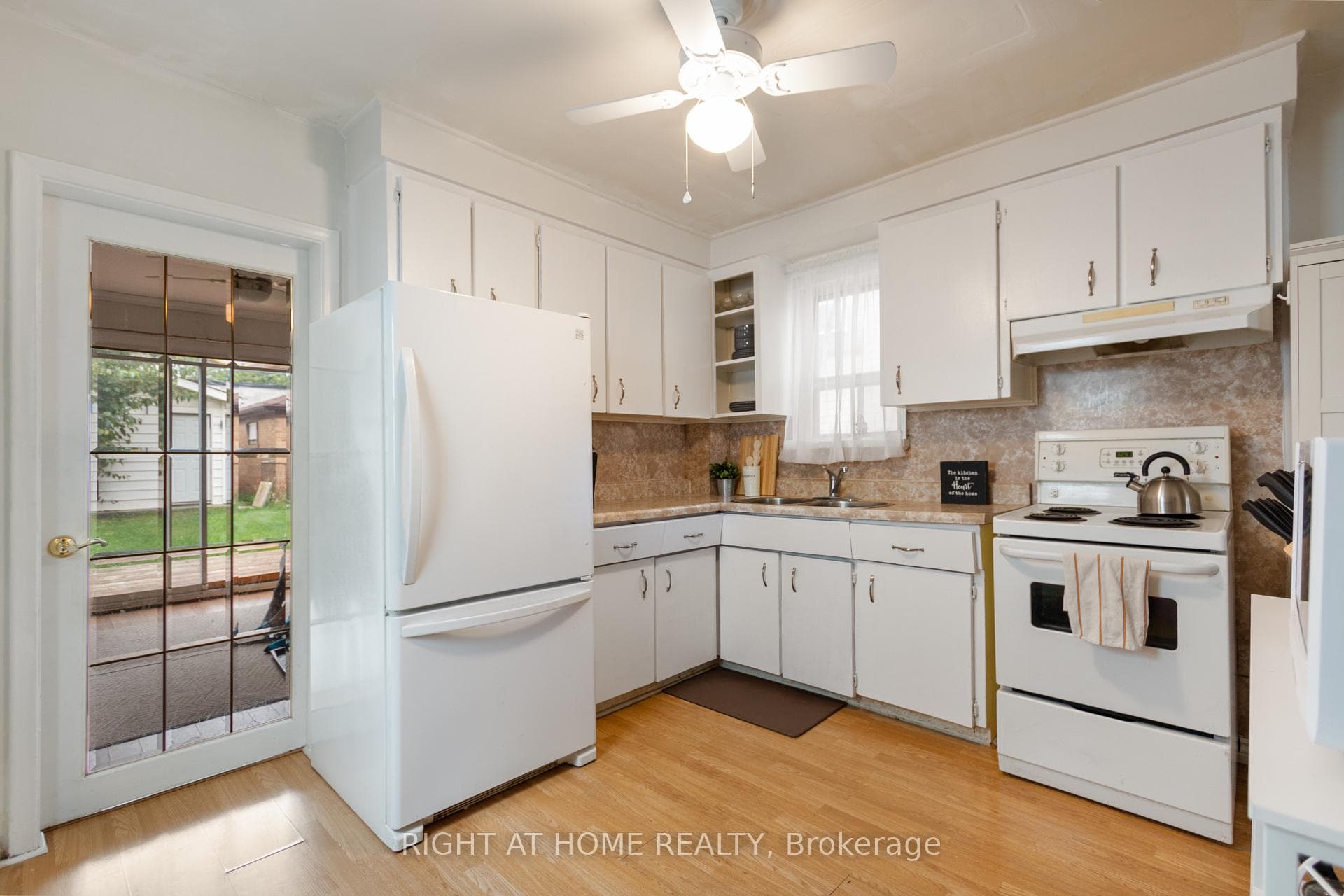 147 Harvie Avenue photo 4