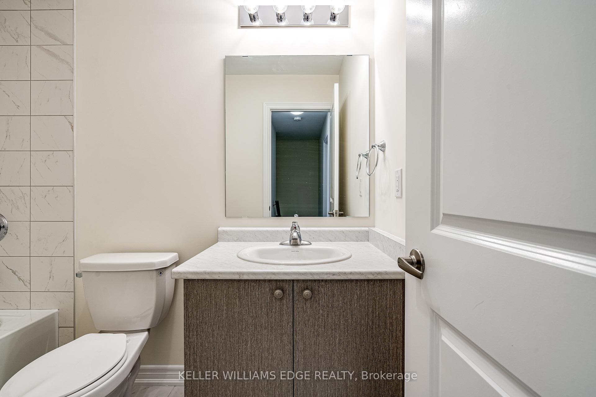 136 Aquasanta Crescent photo 28