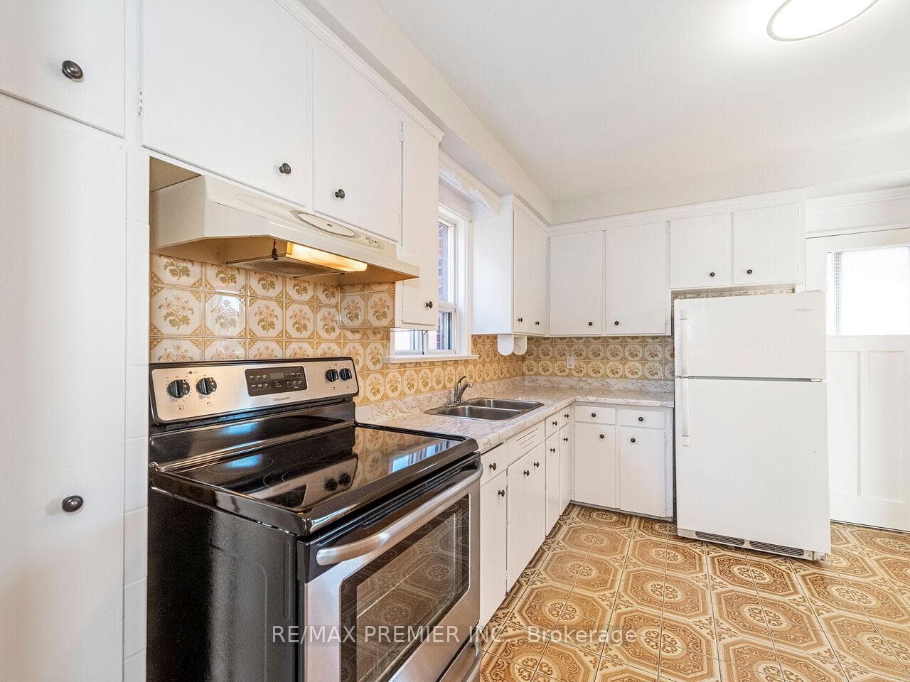 89 Cayuga Avenue photo 5