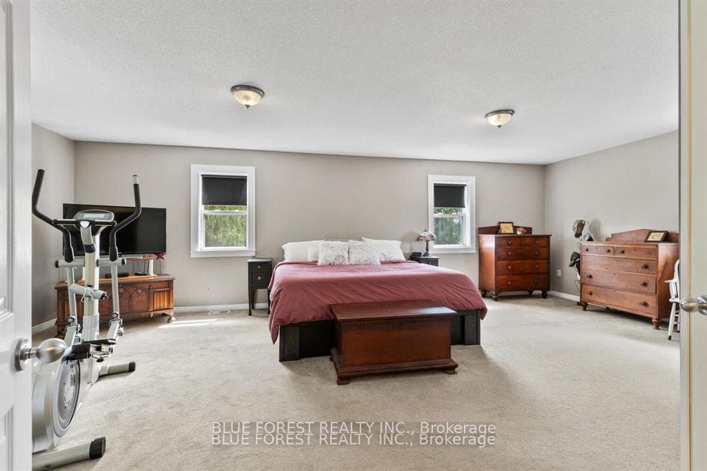 21948 Adelaide Street photo 12