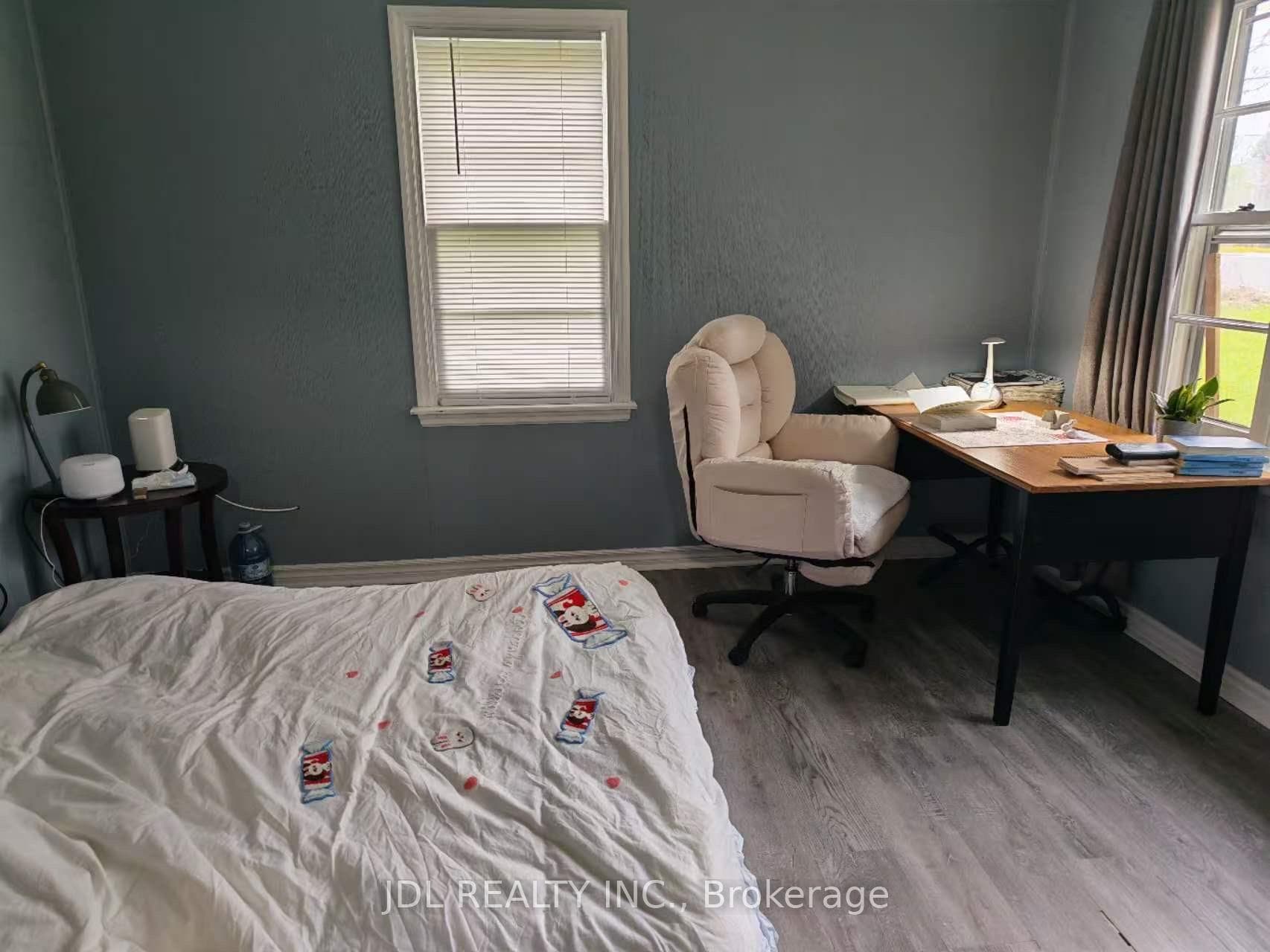 555 Wellington Street photo 2