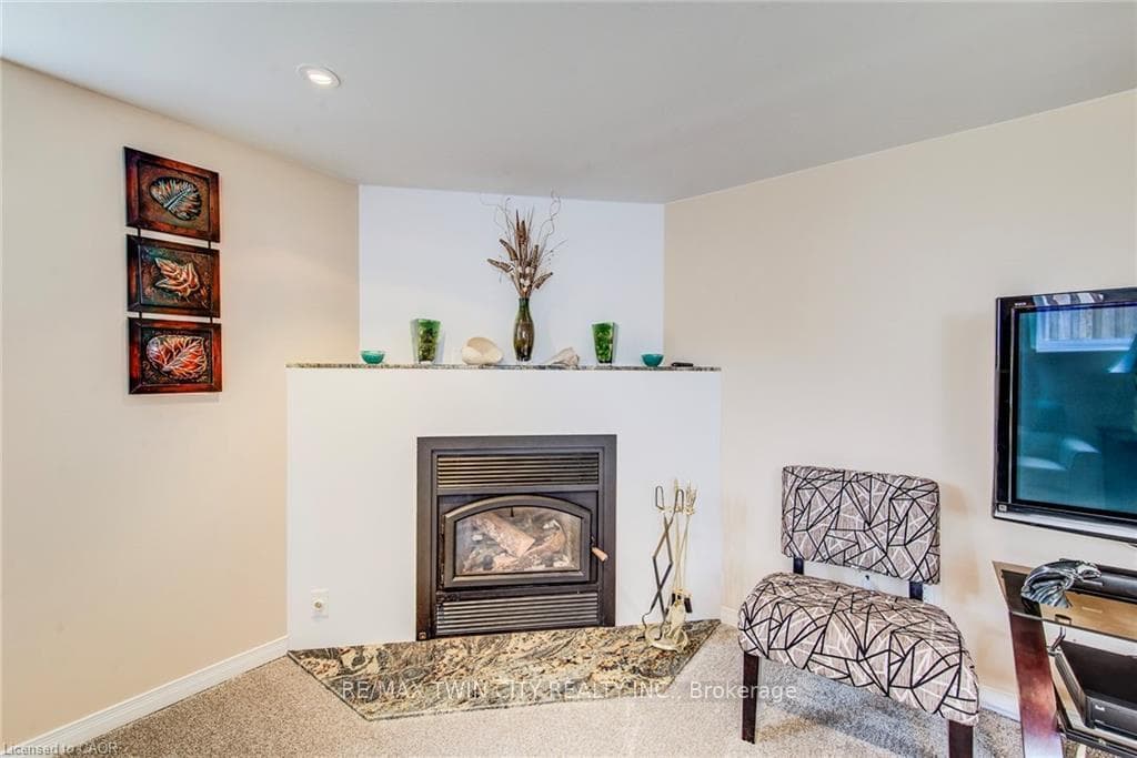 18 QUEENSTON Crescent photo 28
