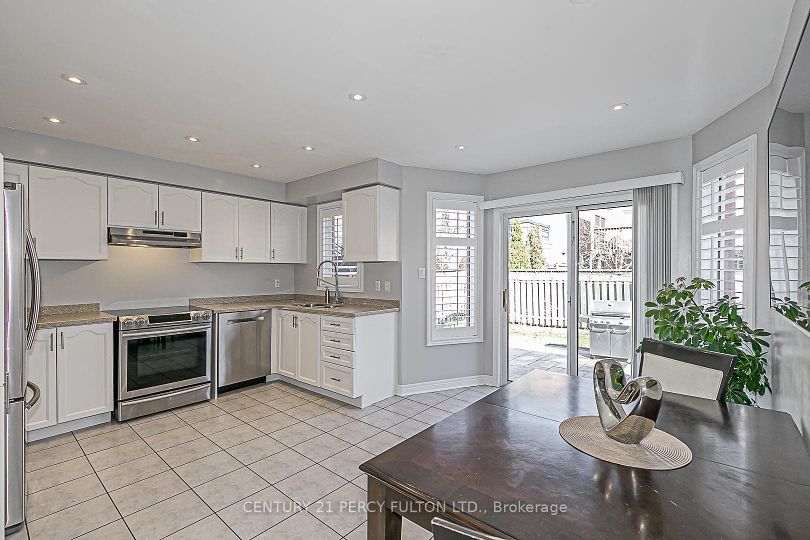 151 Rosanna Crescent photo 9