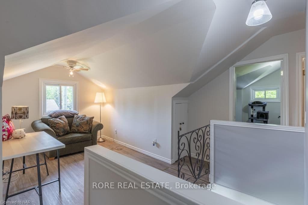Second level bonus room